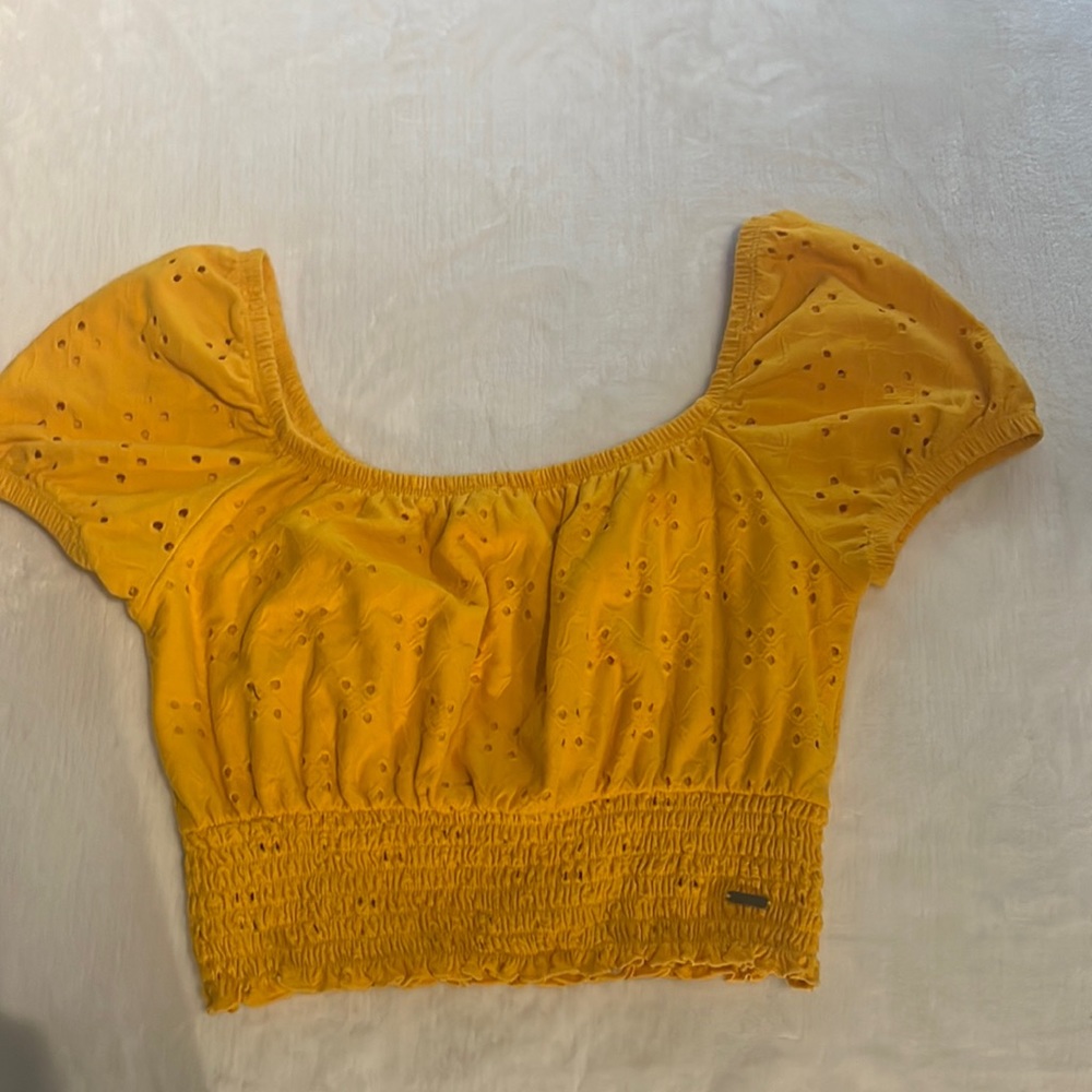 Hollister crop top size extra small in the color yellow